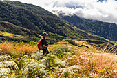 Junger Mann beim Wandern in den Bergen der Sierra Nevada de Santa Marta, Kolumbien