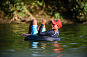 Tubing-Erlebnis im Fluss Don Diego, Santa Marta, Kolumbien