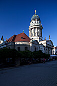 Der imposante Französische Dom steht stolz auf dem Gendarmenmarkt in Berlin und präsentiert seine beeindruckende Kuppel vor einem klaren blauen Himmel