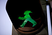 Ein grünes Ampelmännchen leuchtet in Ost-Berlin und fordert die Fußgänger auf, die Straße sicher zu überqueren