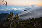 Sonnenaufgangsansicht der Sierra Nevada de Santa Marta, Berge, einschließlich Cerro Kennedy, auch bekannt als "la Cuchillo de San Lorenzo", Kolumbien