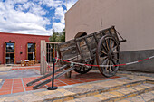 Ein alter Holzkarren zum Transport von Weinfässern im Museo de la Vid y el Vino oder Museum der Rebe und des Weins in Cafayate, Argentinien