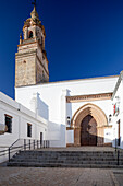 Entdecken Sie die Kirche San Bartolome in Carmona, die für ihre beeindruckenden weiß getünchten Wände und den großen Glockenturm bekannt ist