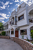 Die Fassade und der Eingang des Hotels Portal del Santo in Cafayate, Argentinien