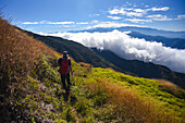 Junger Mann beim Wandern in den Bergen der Sierra Nevada de Santa Marta, Kolumbien