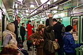 Das Innere eines U-Bahn-Waggons in Budapest