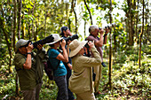 Gruppe von Vogelbeobachtern auf der Suche nach Arten in der Sierra Nevada de Santa Marta mit Colombia Photo Expeditions, Kolumbien