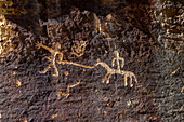 Zwei Figuren mit einem Pferd auf einer historischen Ute-Indianer-Felszeichnung im Nine Mile Canyon, Utah