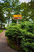 Schild im Park weist auf das Stadtzentrum und die Mala Strana hin, Prag