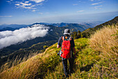 Junger Mann beim Wandern in den Bergen der Sierra Nevada de Santa Marta, Kolumbien