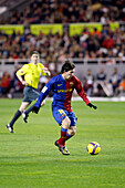 Sevilla, Spanien, 30. November 2008, Messi lenkt den Ball während des Spiels zwischen dem FC Sevilla und dem FC Barcelona am 29. November 2008 gekonnt ins Tor