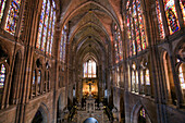 Leon, Spanien, 21. August 2008, Erkunden Sie das prächtige Innere der Kathedrale von León mit ihren atemberaubenden Glasfenstern, die das Kirchenschiff wunderschön beleuchten