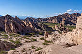 Route 40, eine unbefestigte Schotterstraße durch die erodierte Landschaft des Naturmonuments Angastaco im Calchaqui-Tal, Argentinien