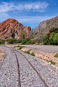 Eisenbahnschienen im Humahuaca-Tal oder Quebrada de Humahuaca in Argentinien