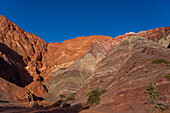 Gestreifte Gesteinsschichten auf dem Berg der sieben Farben oder Cerro de los Siete Colores in Purmamarca, Argentinien