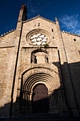 Die historische Catedral Vieja zeigt ihre beeindruckende romanische Fassade in Plasencia, Cáceres, die durch den klaren blauen Himmel hervorgehoben wird