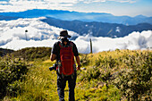 Junger Mann beim Wandern in den Bergen der Sierra Nevada de Santa Marta, Kolumbien