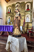 Eine geschnitzte Holzstatue von San José mit dem Jesuskind in der Kirche San Pedro de Nolasco in Molinos, Argentinien