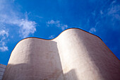 Das ikonische Museu de Arte Contemporani de Barcelona leuchtet vor einem strahlend blauen Himmel und hebt sein einzigartiges Design hervor