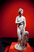 Berlin, Deutschland, 24. Juli 2009, Bewundern Sie die exquisite Marmorskulptur der Aphrodite aus dem 2. Jahrhundert, die im Pergamonmuseum in Berlin ausgestellt ist und hellenistische Kunstfertigkeit zeigt