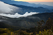 Sonnenaufgangsansicht der Sierra Nevada de Santa Marta, Berge, einschließlich Cerro Kennedy, auch bekannt als "la Cuchillo de San Lorenzo", Kolumbien