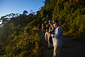 Gruppe von Vogelbeobachtern auf der Suche nach Vogelarten in der Sierra Nevada de Santa Marta mit Colombia Photo Expeditions, Kolumbien