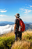 Junger Mann beim Wandern in den Bergen der Sierra Nevada de Santa Marta, Kolumbien