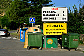 Road sign anouncing the visitors limited capacity on the touristic town of Pedraza, province of Segovia.