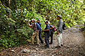 Gruppe von Vogelbeobachtern auf der Suche nach Arten in der Sierra Nevada de Santa Marta mit Colombia Photo Expeditions, Kolumbien