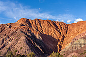 Gestreifte Gesteinsschichten auf dem Berg der sieben Farben oder Cerro de los Siete Colores in Purmamarca, Argentinien