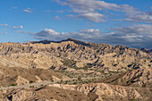 Route 40, eine unbefestigte Schotterstraße durch die erodierte Landschaft des Naturmonuments Angastaco im Calchaqui-Tal, Argentinien