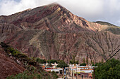 Blick über die Stadt Purmamarca, Argentinien, vom Mirador oder Aussichtspunkt auf dem Hügel El Porito