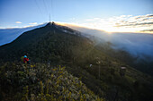 Blick auf den Sonnenaufgang in der Sierra Nevada de Santa Marta, Gebirge, einschließlich Cerro Kennedy, auch bekannt als "la Cuchillo de San Lorenzo", Kolumbien