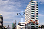 Das Haus des Lehrers steht prominent am Alexanderplatz und zeigt ein lebhaftes sozialistisches Wandgemälde von Walter Womacka vor einem blauen Himmel