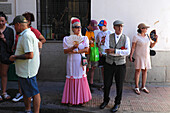 Menschen in typischen Kostümen bei La Paloma Festen in Madrid