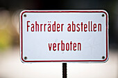 A sign in Berlin explicitly states that parking bicycles is not allowed, enforcing local rules and regulations regarding bicycle use.