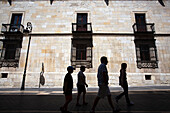 Leon, Spanien, 21. August 2008, Besucher schlendern gemütlich die Calle Ancha entlang und bewundern die Südfassade des historischen Palacio de los Guzmanes in León