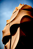 Barcelona, Spanien, 4. September 2008, Die einzigartigen Schornsteine der Casa Milà zeigen Gaudís unverwechselbaren architektonischen Stil unter einem klaren blauen Himmel in Barcelona