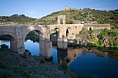 Die römische Brücke von Alcántara überquert anmutig den Tejo in Cáceres und zeigt alte Architektur inmitten der Natur