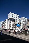 Berlin, Deutschland, 27. Juli 2009, Das U-Bahn-Schild in der Kochstraße steht an prominenter Stelle, wenn Besucher das Haus am Checkpoint Charlie Museum in Berlins pulsierendem Bezirk Mitte erkunden