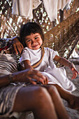 Kogi mamo (Priester) und Familie. Die Sierra Nevada de Santa Marta ist die Heimat der Überreste der indianischen Tairona-Kultur. Die Koguis leben in den Resguardos Indigenas (Indianerreservaten) im mittleren Hochland