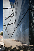 Das beeindruckende Äußere des Jüdischen Museums Berlin mit dem zeitgenössischen Design von Daniel Libeskind vor einem strahlend blauen Himmel