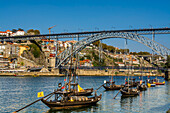 Rabelo-Boote in der Nähe der Dom-Luis-I-Brücke (Luis-I-Brücke) über den Fluss Douro, UNESCO-Weltkulturerbe, Porto, Norte, Portugal, Europa