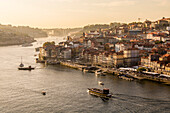 Skyline entlang des Douro-Flusses, UNESCO-Weltkulturerbe, Porto, Norte, Portugal, Europa