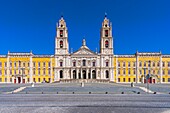 Hauptfassade des Königlichen Gebäudes von Mafra, entworfen vom Architekten Joao Frederico Ludovice, Palast von Mafra, Mafra, Lissabon, Portugal, Europa