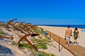 Der Ankerfriedhof, entlang des Strandes von Barril, Tavira, Algarve, Portugal, Europa