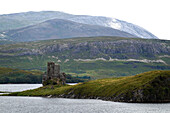 Ardvreck Castle, die Überreste einer steinernen Festung aus der Zeit um 1490 n. Chr., Sutherland, Highlands, Schottland, Vereinigtes Königreich, Europa