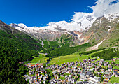 Drohnenaufnahme des Dorfes Saas-Fee, Kanton Wallis, Schweiz, Europa