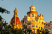 Kuppel des Rathauses von Valencia und andere Gebäude rund um die Plaza del Ayuntamiento, Valencia, Spanien, Europa