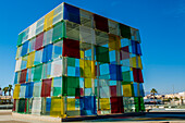 Großer Glaswürfel im Centre Pompidou am Hafen, Malaga, Costa del Sol, Andalusien, Spanien, Europa